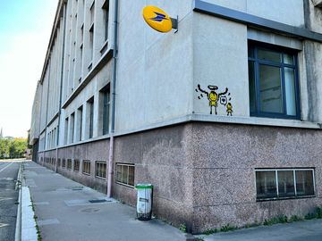 Une cigogne en street-art sur le mur de la Poste Broglie